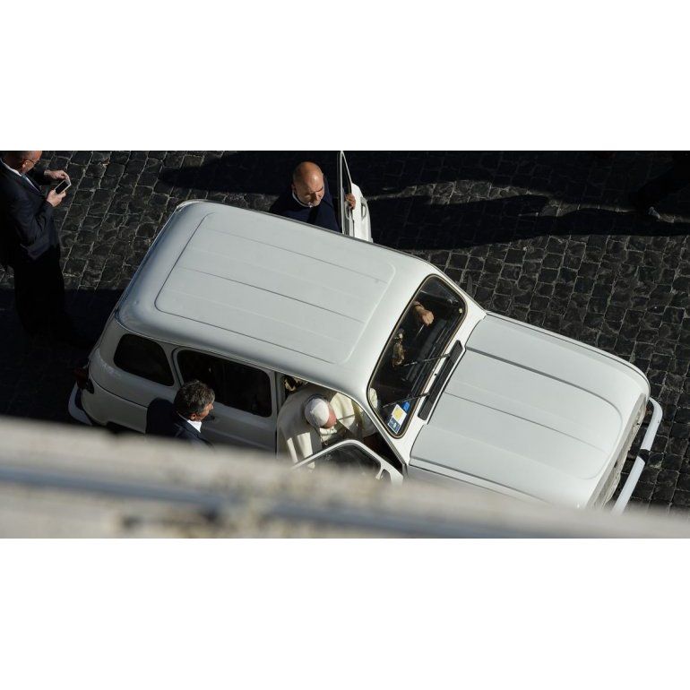 El Papa ya forma parte del Club del Renault 4