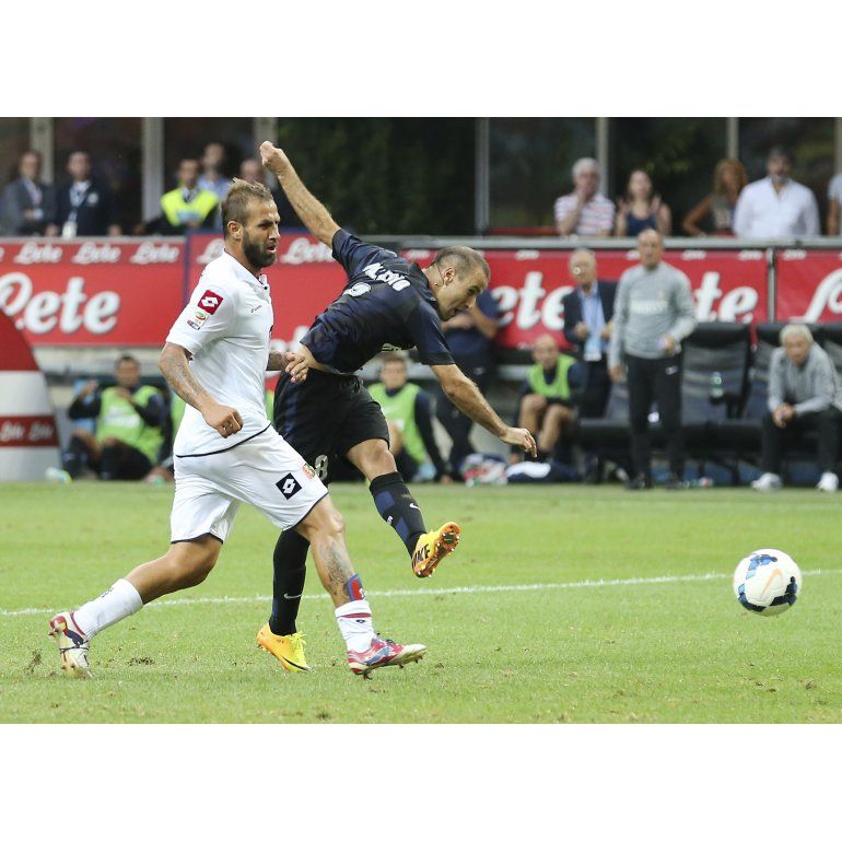 Higuaín debutó en el Napoli y Palacio marcó para el Inter