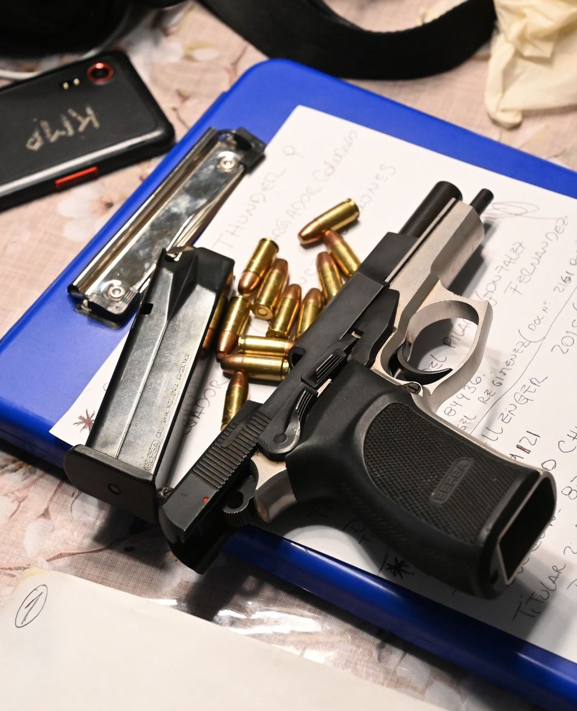 Durante los allanamientos, los investigadores incautaron un arma de fuego sin documentación respaldatoria. Durante los allanamientos, los investigadores incautaron un arma de fuego sin documentación respaldatoria.