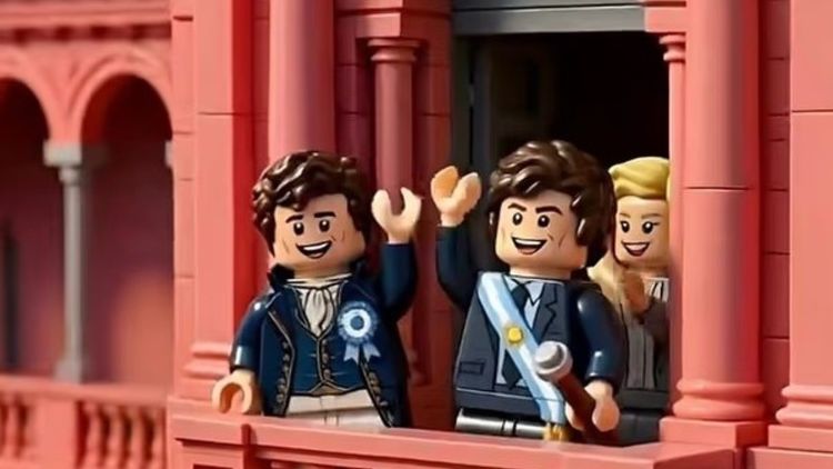 El Lego-Milei, junto a Manuel Belgrano y su hermana en el balcón de la Rosada.