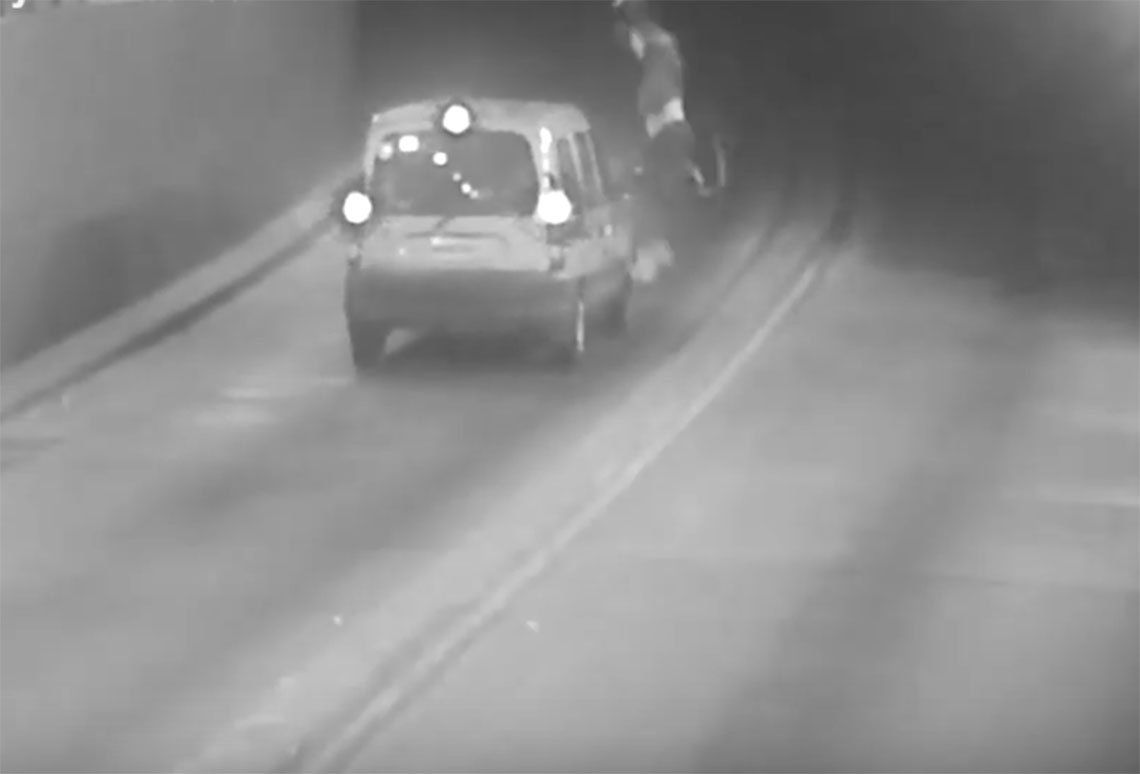 Morón: entró a contramano a un túnel y chocó contra una moto