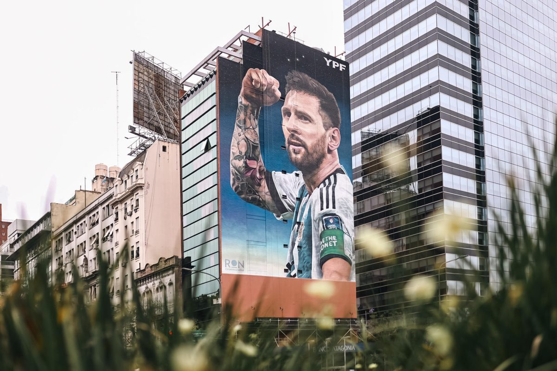 Mural pintado por el artista argentino Martín Ron dedicado a la estrella del fútbol Lionel Messi