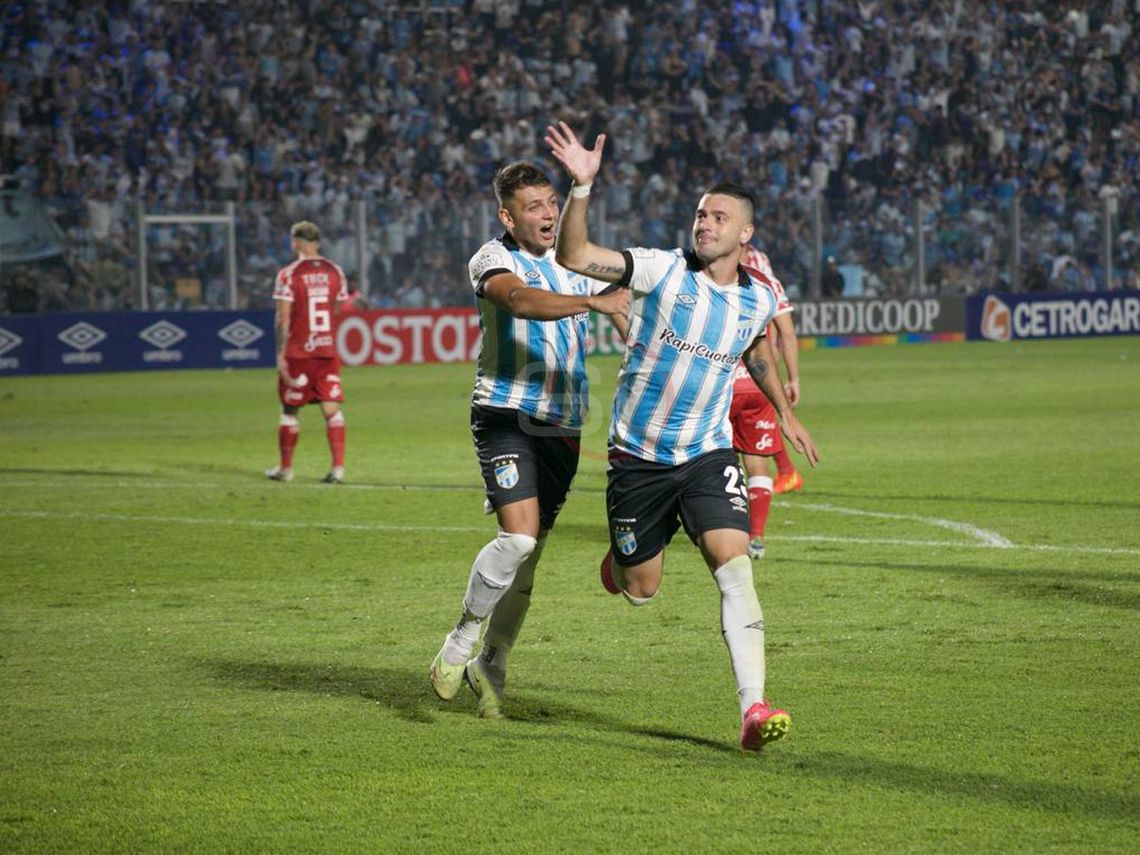Ramiro Carrera festeja el gol del triunfo de Atlético Tucumán