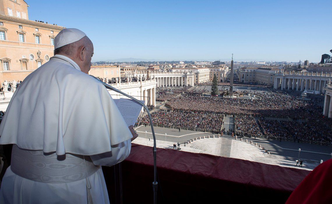 El papa Francisco se dirige a la multitud en su mensaje navideño.