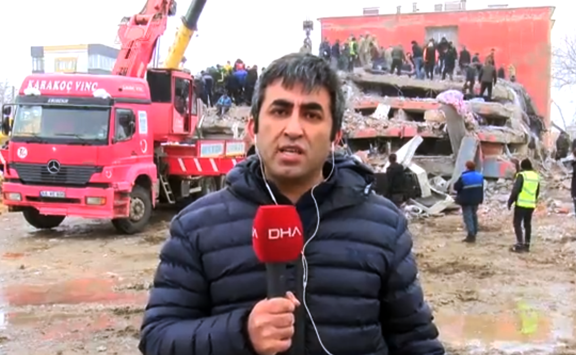 Un cronista de Demirören Haber Ajans transmitía en vivo cuando la tierra volvió a temblar en Turquía