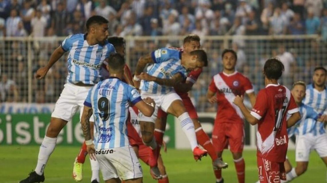 Argentinos hundió al Decano y sueña con la fase final.