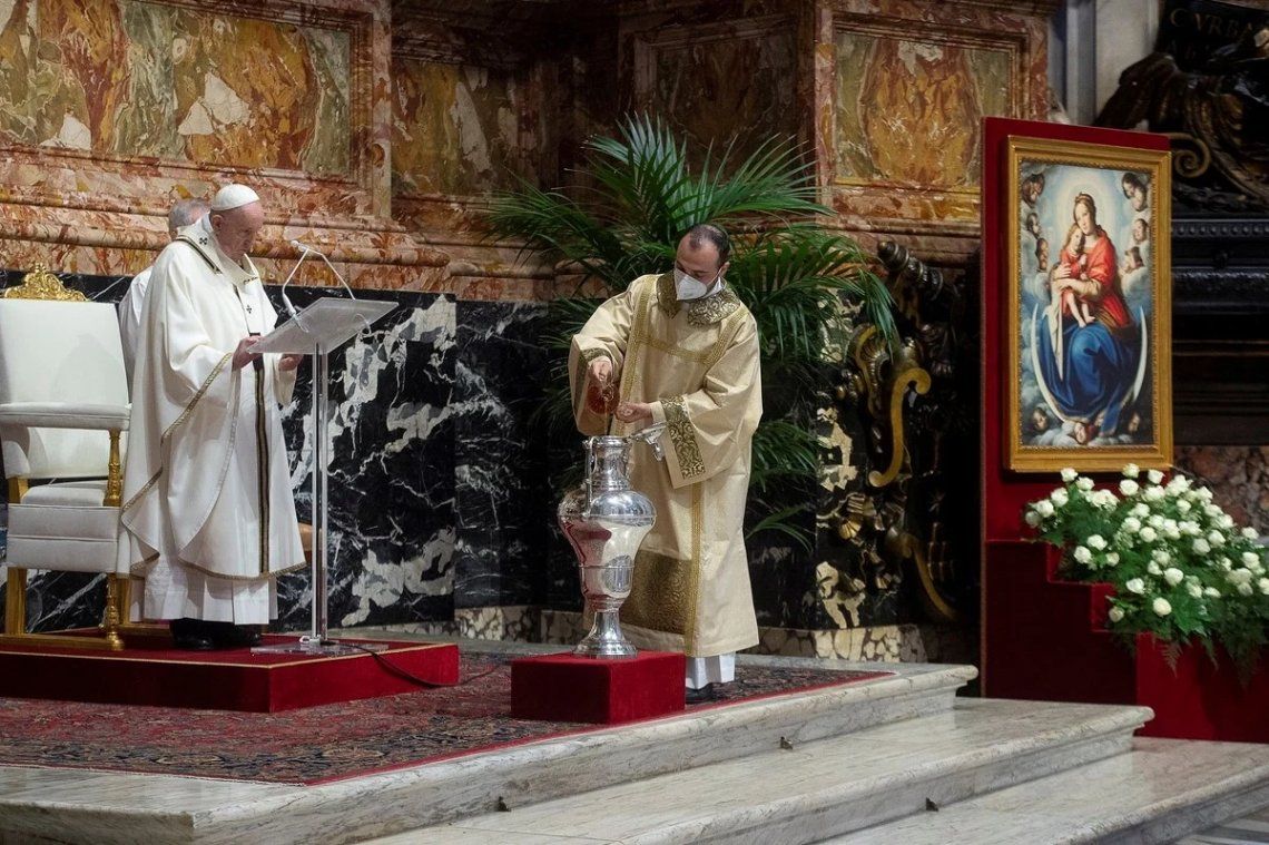 El Papa Francisco celebra la Misa Crismal del Jueves Santo en el interior de la Basílica de San Pedro en el Vaticano