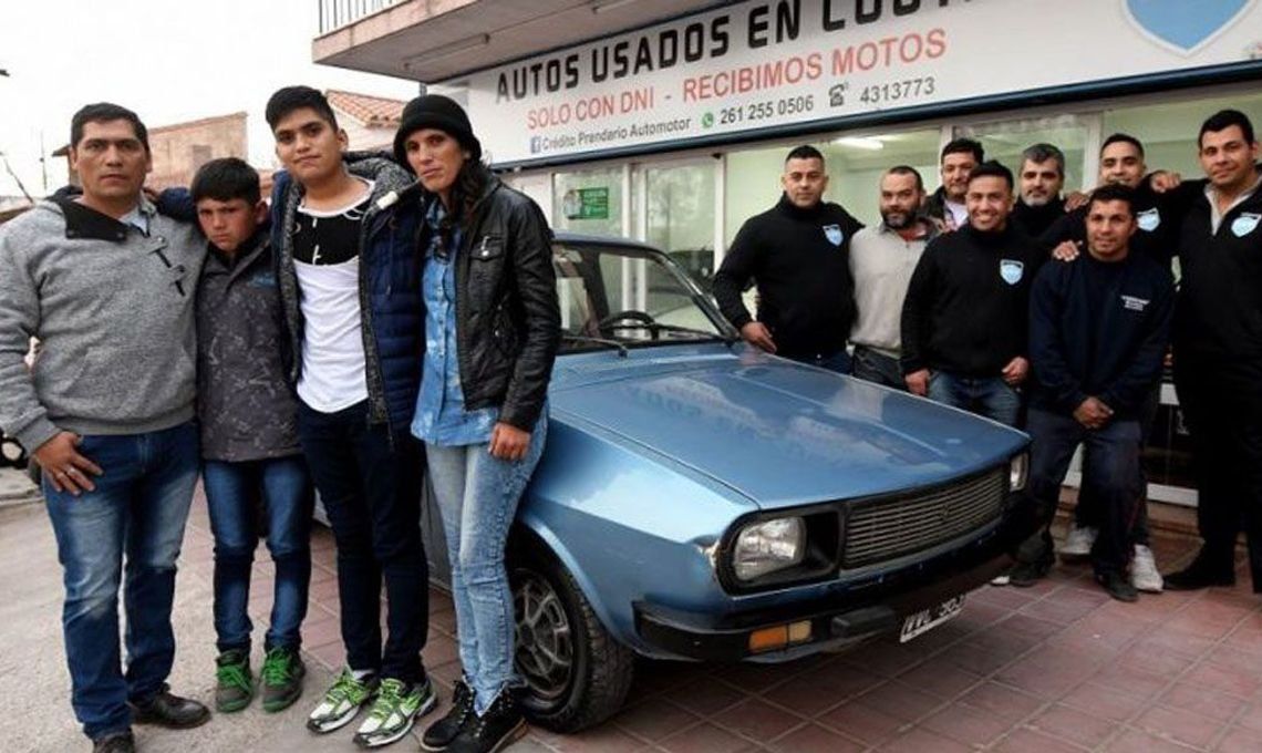 Solidaridad sin límites: le robaron el auto que usaba para ir a quimioterapia y los vecinos le regalaron un Renault 12 impecable