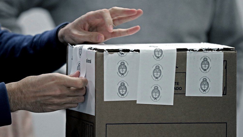 PASO: la Cámara Nacional Electoral recordó que no se debe cerrar el sobre con saliva