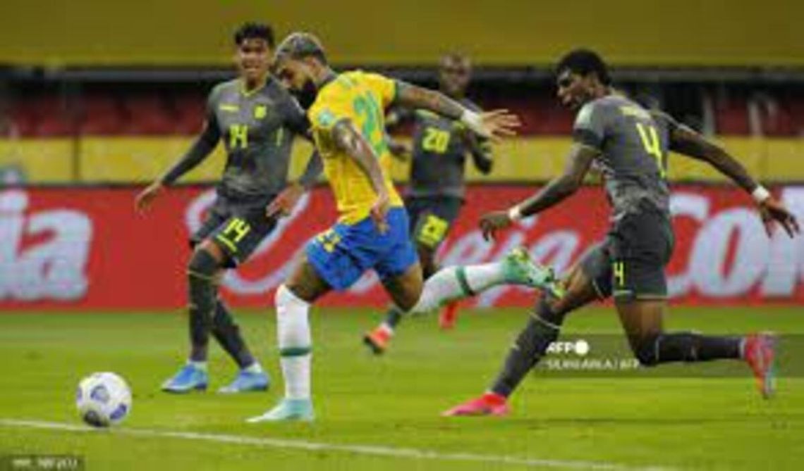 Ecuador quiere afianzarse como tercero y recibe al lider Brasil.