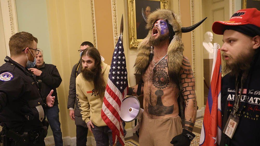 Capitolio: El vikingo pide el indulto de Trump y lo responsabiliza por los disturbios 