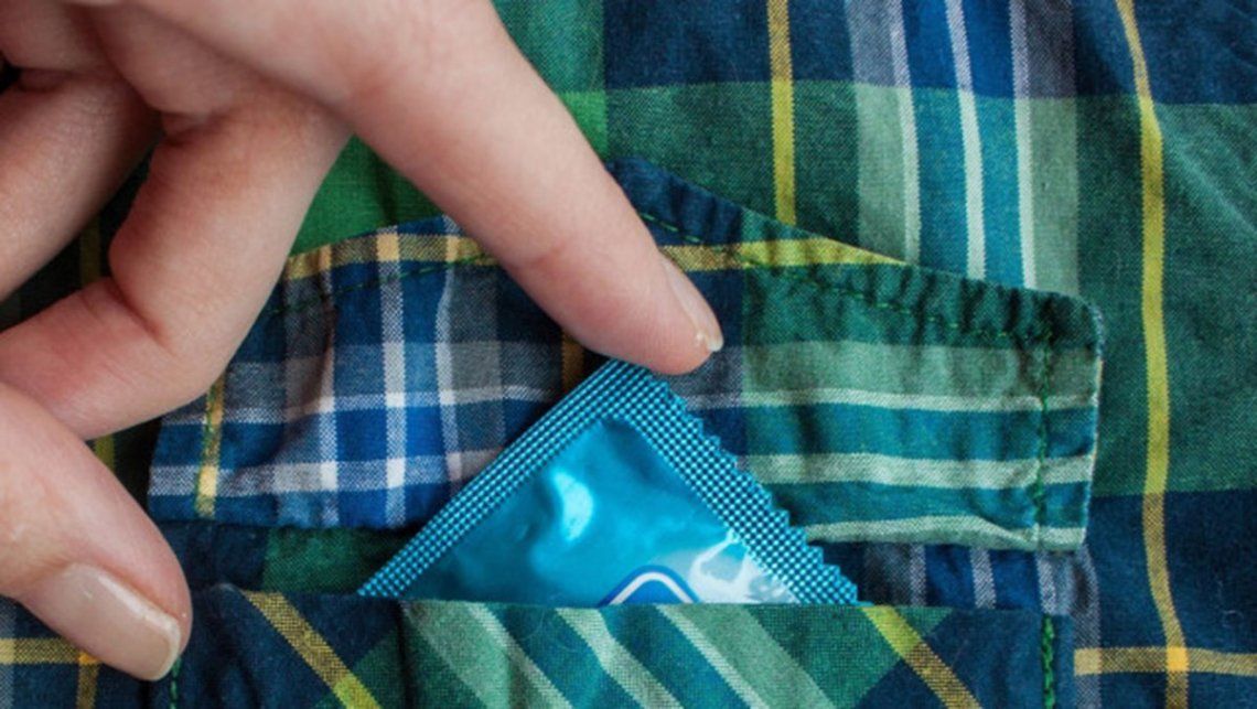 Cuidado: pinchar condones es un delito