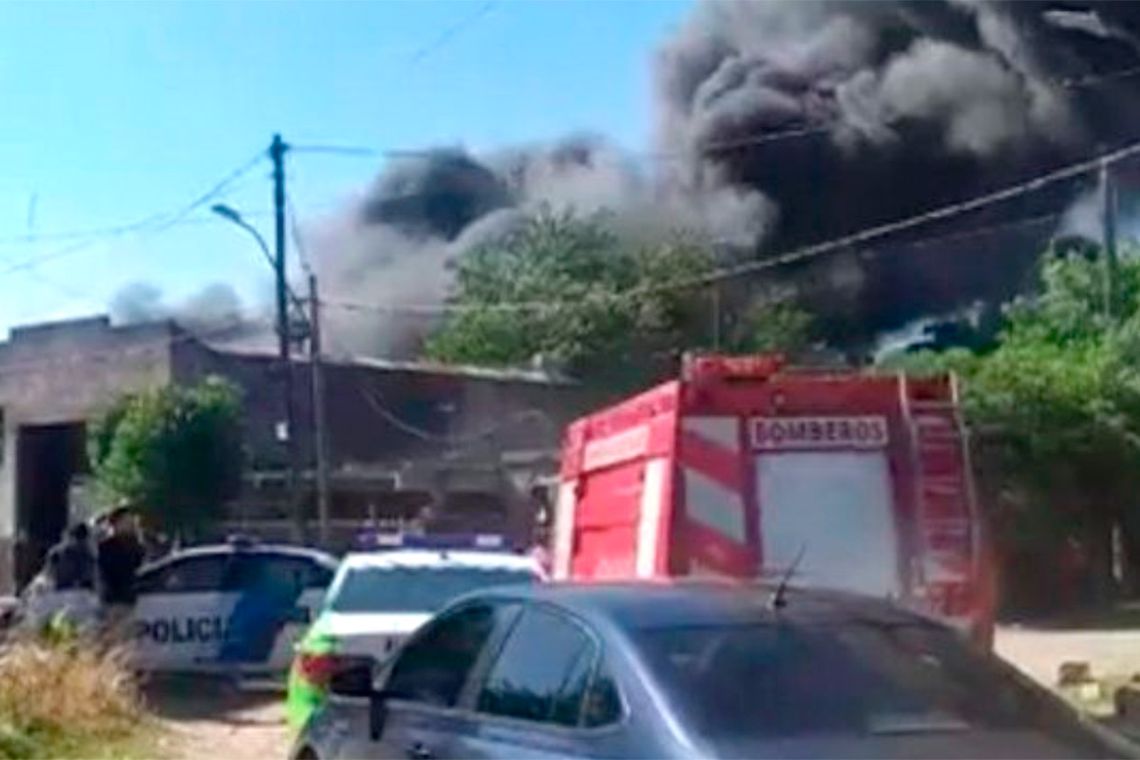 Impresionante incendio de una fábrica de pinturas en Hurlingham