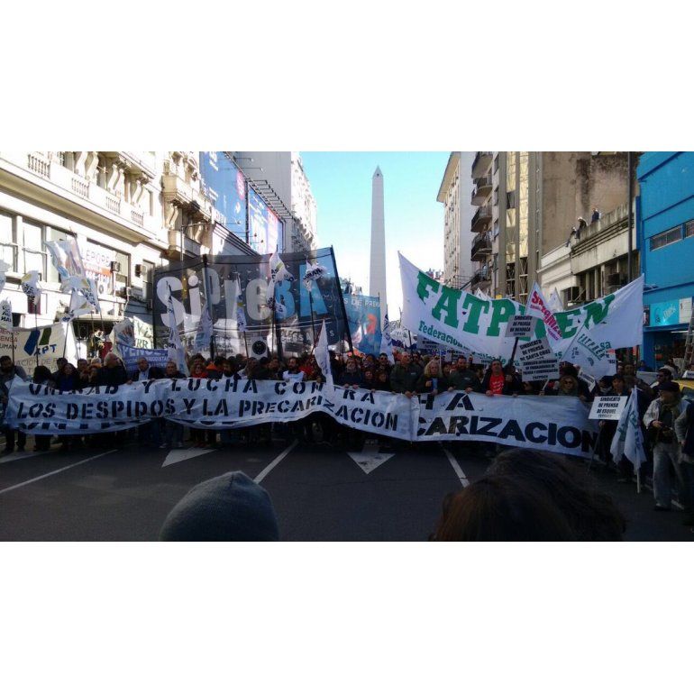 {altText(Trabajadores de prensa en la marcha del #8J,Miles de trabajadores de prensa reclamaron frente al Ministerio de Trabajo)}