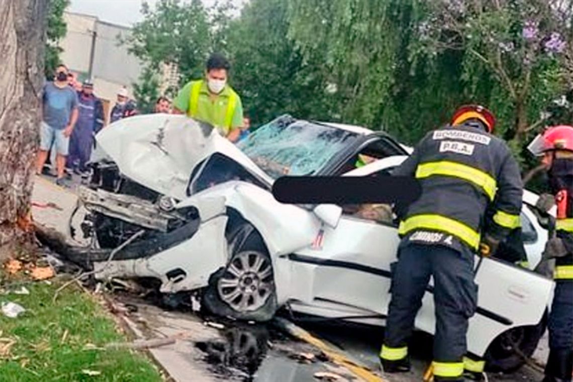 Dos jóvenes murieron al chocar contra un árbol en La Plata