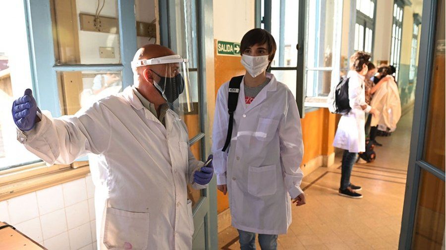 Con la llegada de las dosis de China, comenzará la vacunación a docentes
