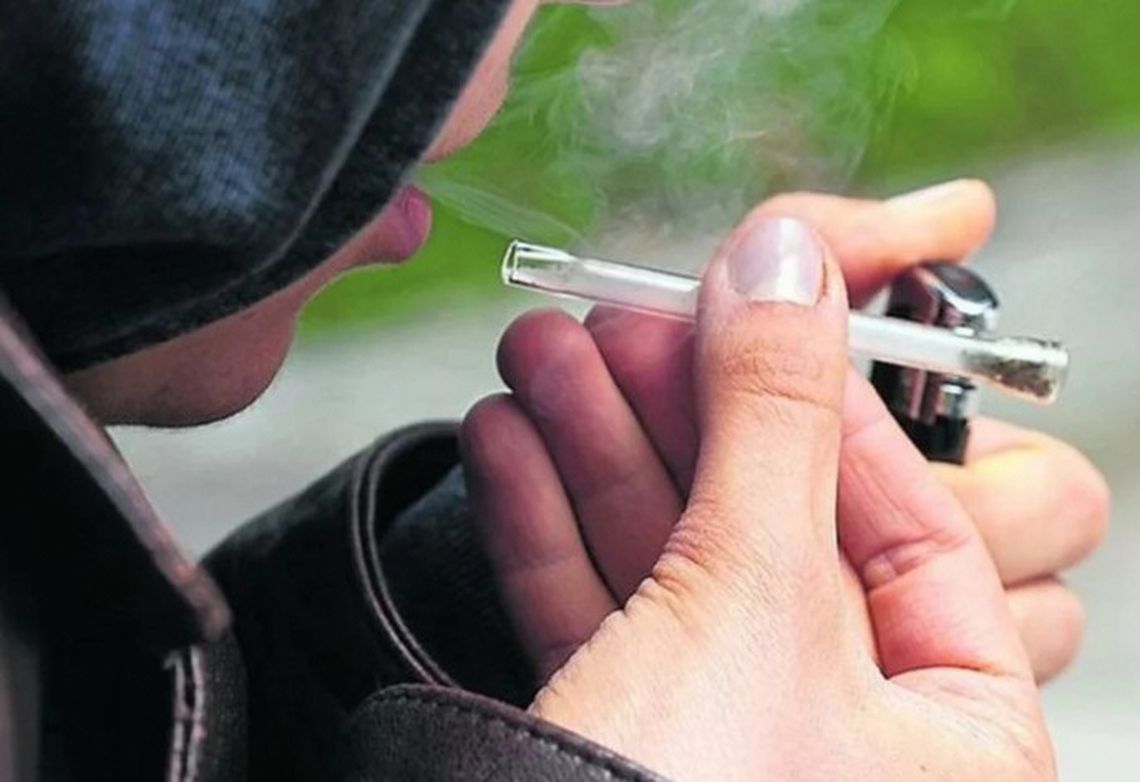La sustancia se consume con improvisadas pipas y los expertos advierten que genera daños irreversibles en la salud.