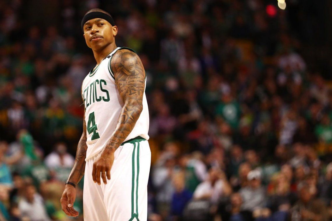 Isaiah Thomas, el más bajo de la NBA que anota en memoria de su hermana