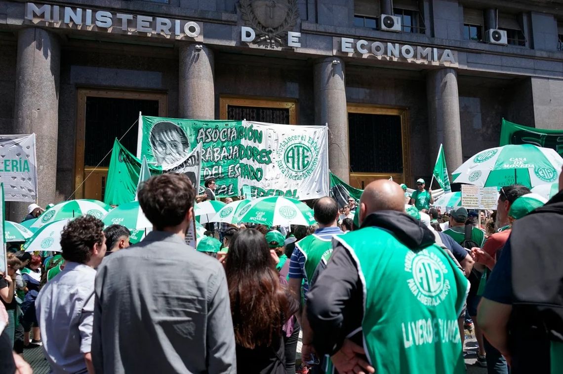 El Gobierno echó a 500 empleados públicos tras el cierre de la secretaría de Vivienda.