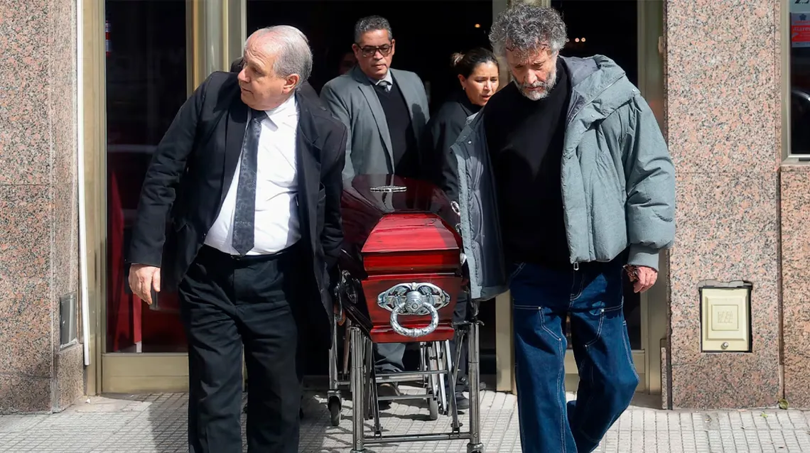 Despidieron los restos de Adolfo Aristarain: los mensajes de Fito Páez y Cecilia Roth