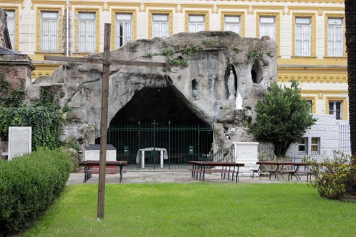 Gruta de la Virgen de Lourdes - Iglesia Santa Felicitas - Buenos Aires 