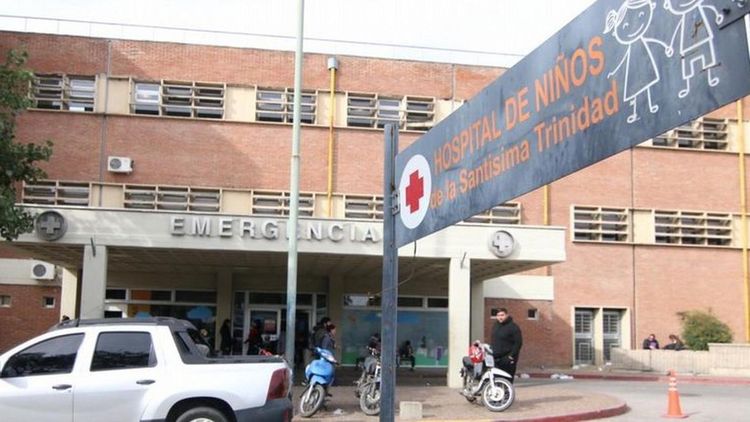 Una chica jugaba con un arma y se disparó por accidente: está en grave estado