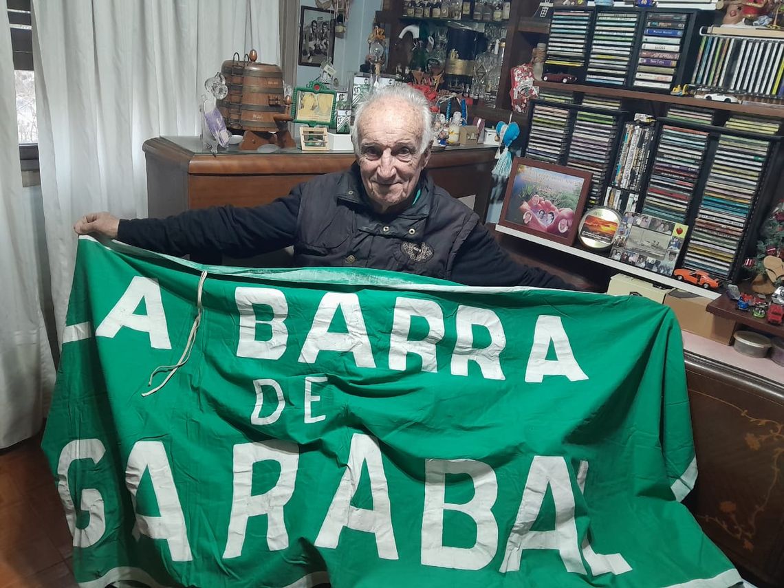 Antonio Garabal con la bandera que le hizo la hinchada de Ferro.