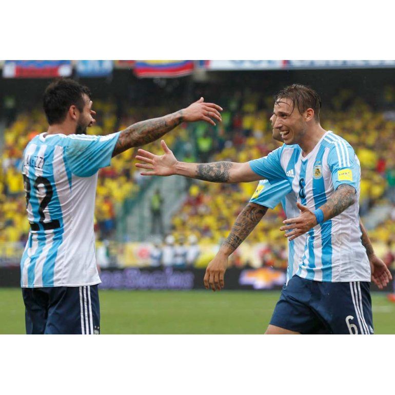 Lavezzi y Biglia festejan el gol de Argentina ante Colombia. Foto: AP