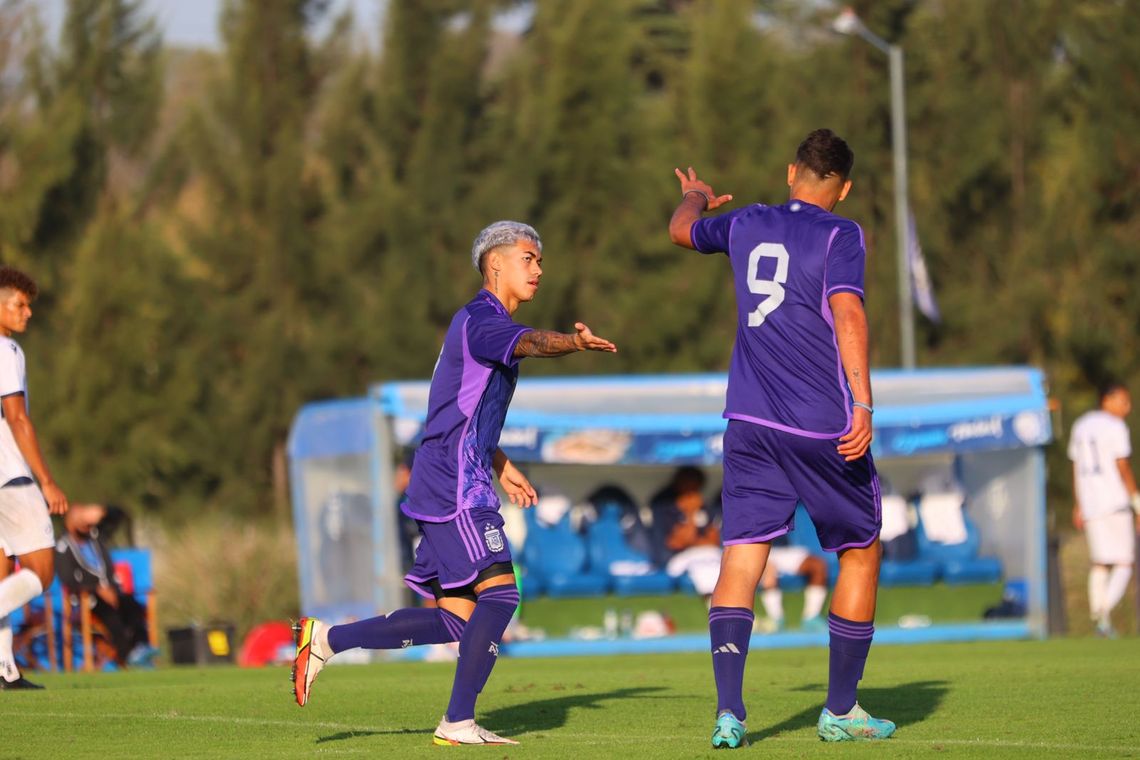 Juan Gauto y Alejo Véliz festejan el cuarto gol de la Selección Argentina sub 20.
