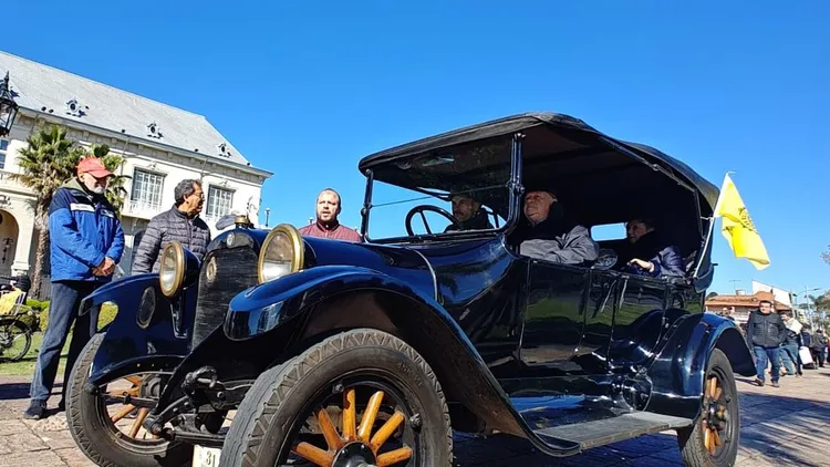 Vehículos fabricados antes de 1919 volvieron a recorrer el histórico circuito entre Buenos Aires y Tigre.