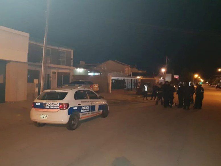 Femicidio en Chubut: estranguló a su pareja, se entregó a la policía y dijo que se le fue la mano