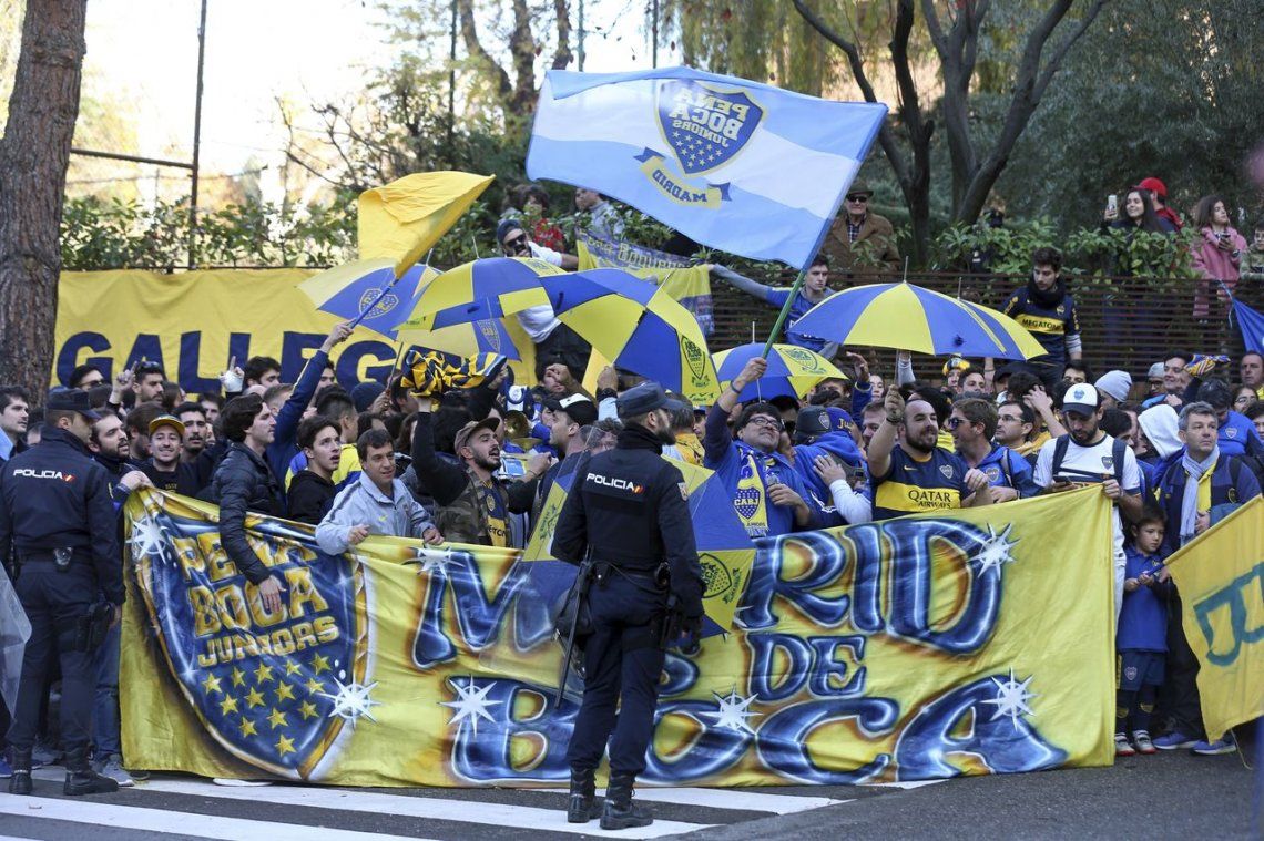 Los hinchas de Boca hicieron un banderazo en la puerta del hotel donde concentra el plantel en Madrid