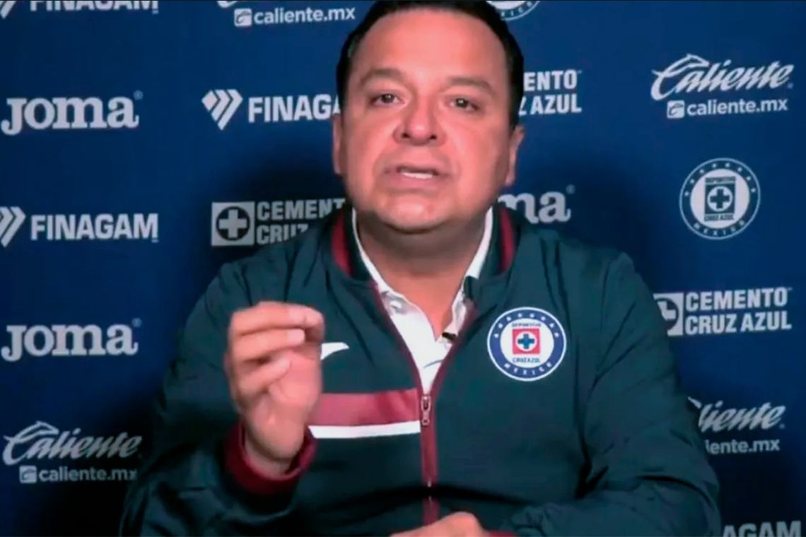 Víctor Velázquez, presidente del Consejo Administrativo del Cruz Azul, se mostró molesto con la forma en la que Pol Fernández dejó el equipo cementero. Archivo.