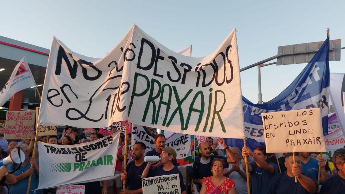 Los trabajadores están ubicados sobre la ruta 197 y la Policía Bonaerense tuvo que realizar un corte a unos 100 metros de la Panamericana para no afectar el tránsito.