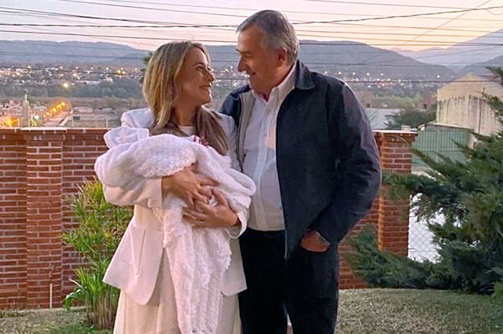 El gobernador Gerardo Morales y su esposa Tulia Snopek recibieron la llegada de Guadalupe.