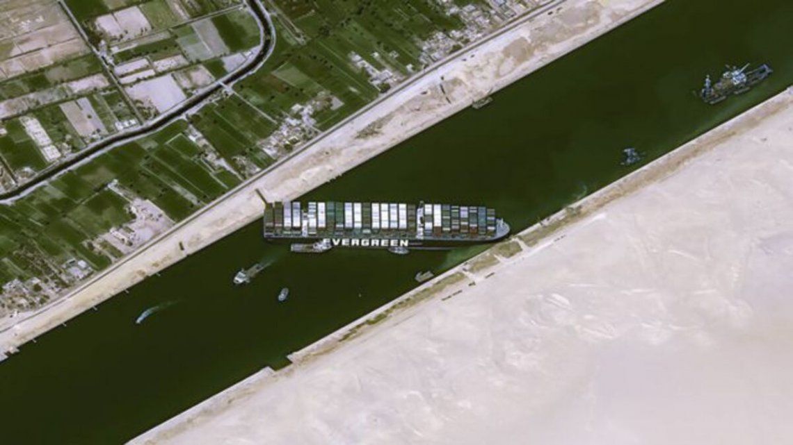 El barco atascado en el Canal de Suez se movió ayer por primera vez.