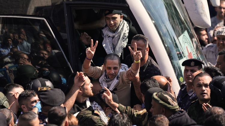 El Times of Israel reporta que, entre los prisioneros, hay 250 con cadena perpetua y 1.718 gazatíes.