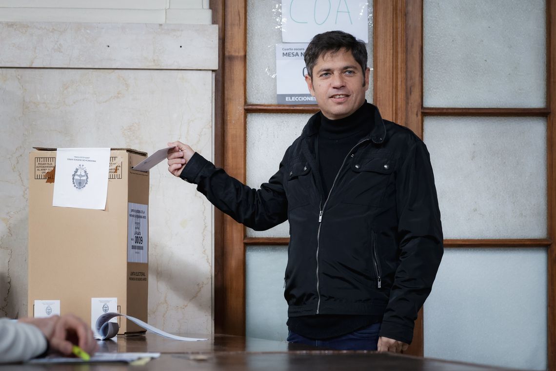 Axel Kicillof emitió su voto en una escuela de La Plata.