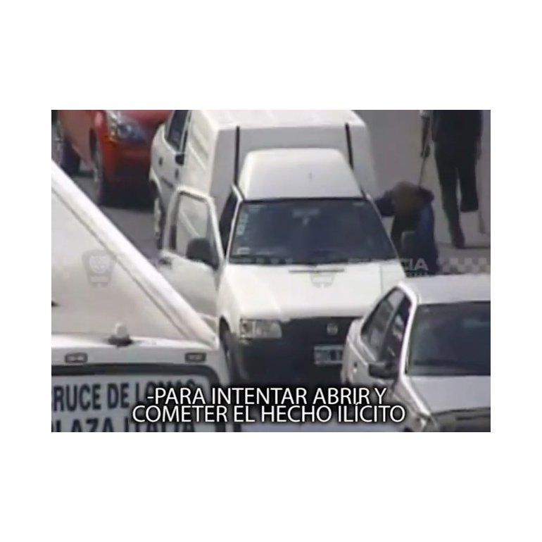 Video: así roban en un semáforo de Pompeya
