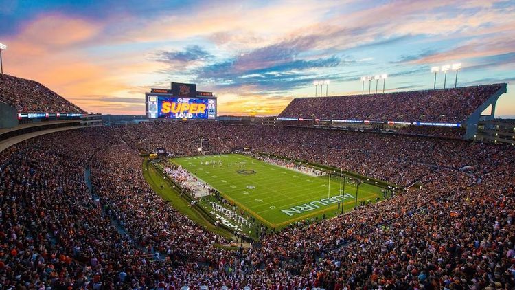 El Jordan-Hare Stadium tiene capacidad para 88.043 espectadores y la ciudad de Auburn tiene apenas 83.757 habitantes.
