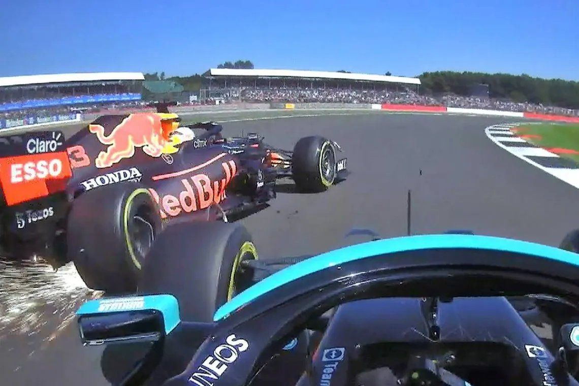 La rueda delantera izquierda del coche de Hamilton dio contra la trasera derecha de la máquina de Verstappen