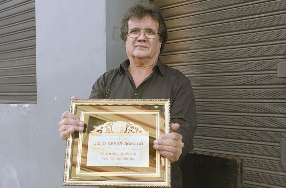 dRomano muestra con orgullo la plaqueta que la empresa le entregó por sus Bodas de Oro