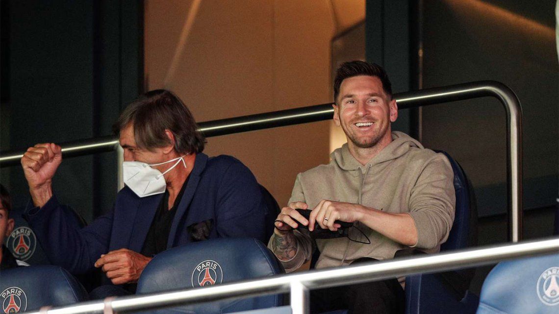 Messi disfrutó la victoria del PSG tomando mates en el palco.