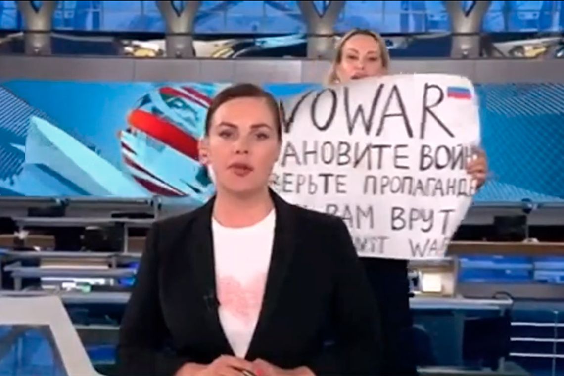 Marina Ovsianikova apareció por detrás de la presentadora sosteniendo un cartel en contra de la guerra. Captura.