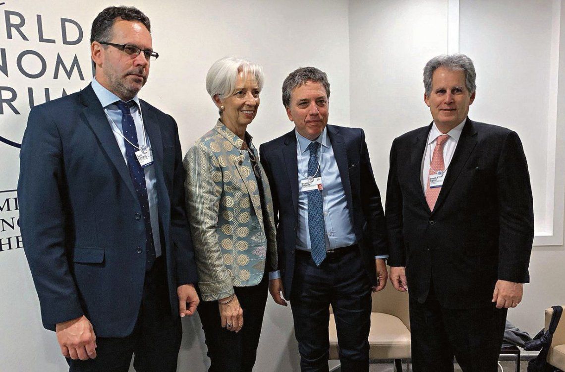 Christine Lagarde flanqueada por Sandleris y Dujovne durante el encuentro que mantuvieron en la ciudad de Davos.