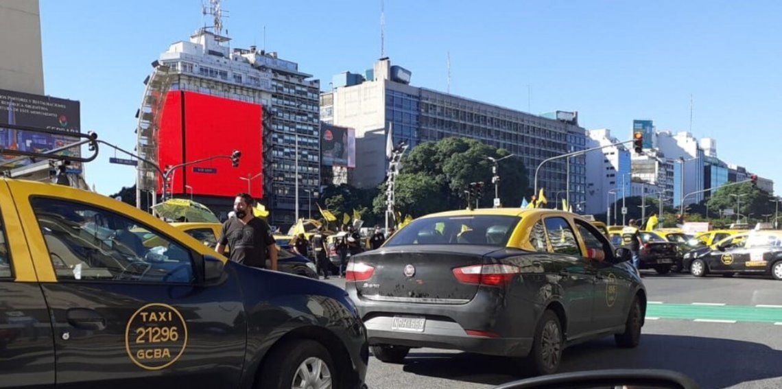Los taxistas cortaron la calle Corrientes y se movilizarán a la Legislatura porteña.