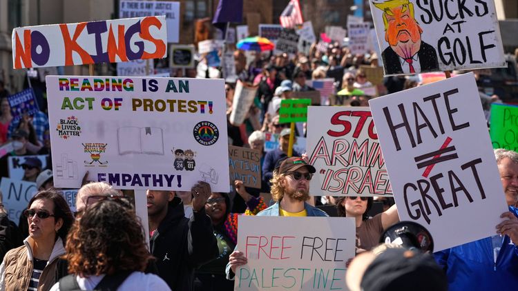 Miles de personas se movilizaron este sábado en distintas ciudades de Estados Unidos para rechazar las políticas del presidente Donald Trump.
