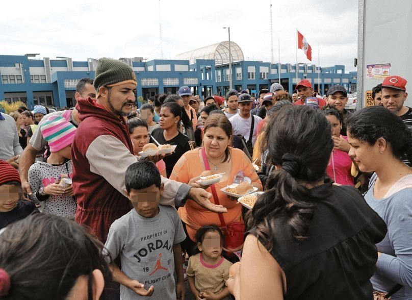 d Cientos de venezolanos reciben comida en la frontera.
