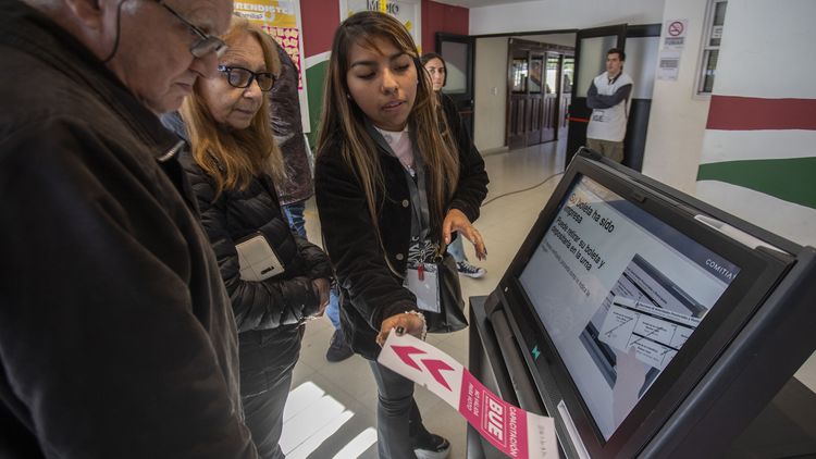 Las elecciones tuvieron un ritmo desigual ya que en algunas escuelas no hubo contratiempos y en otros establecimientos sí se registraron demoras.