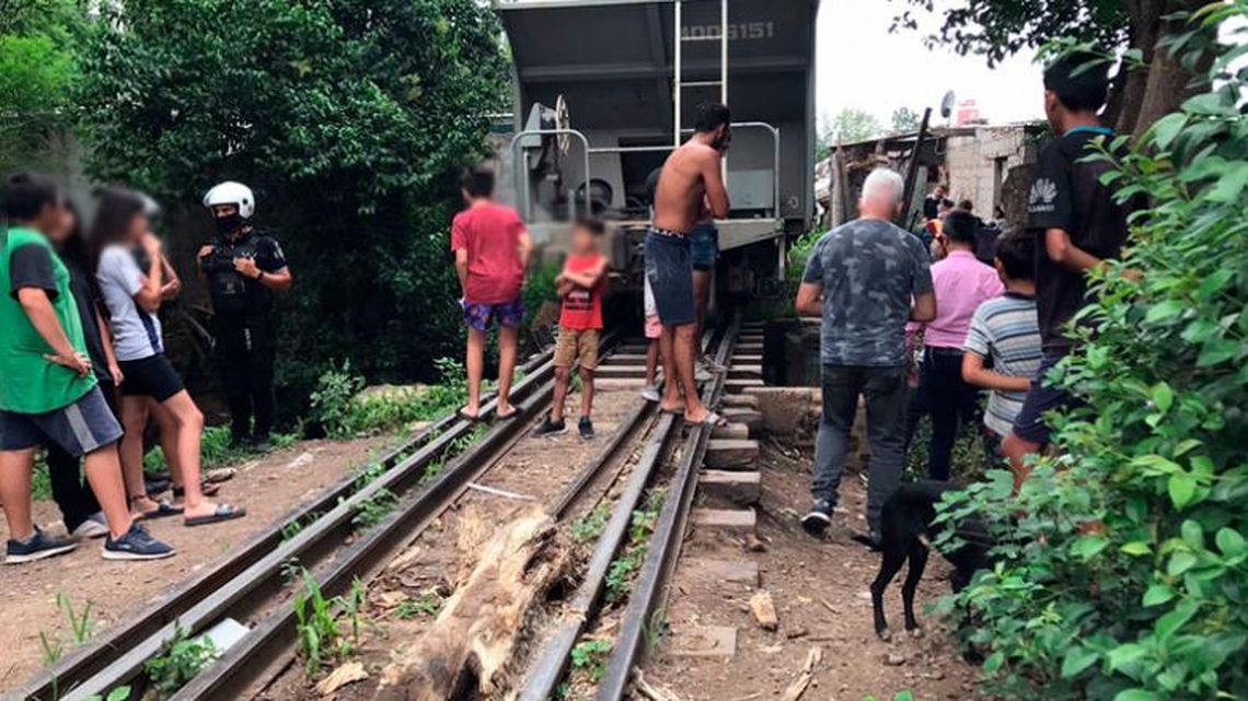 Córdoba: descarriló un tren y golpeó contra dos casas